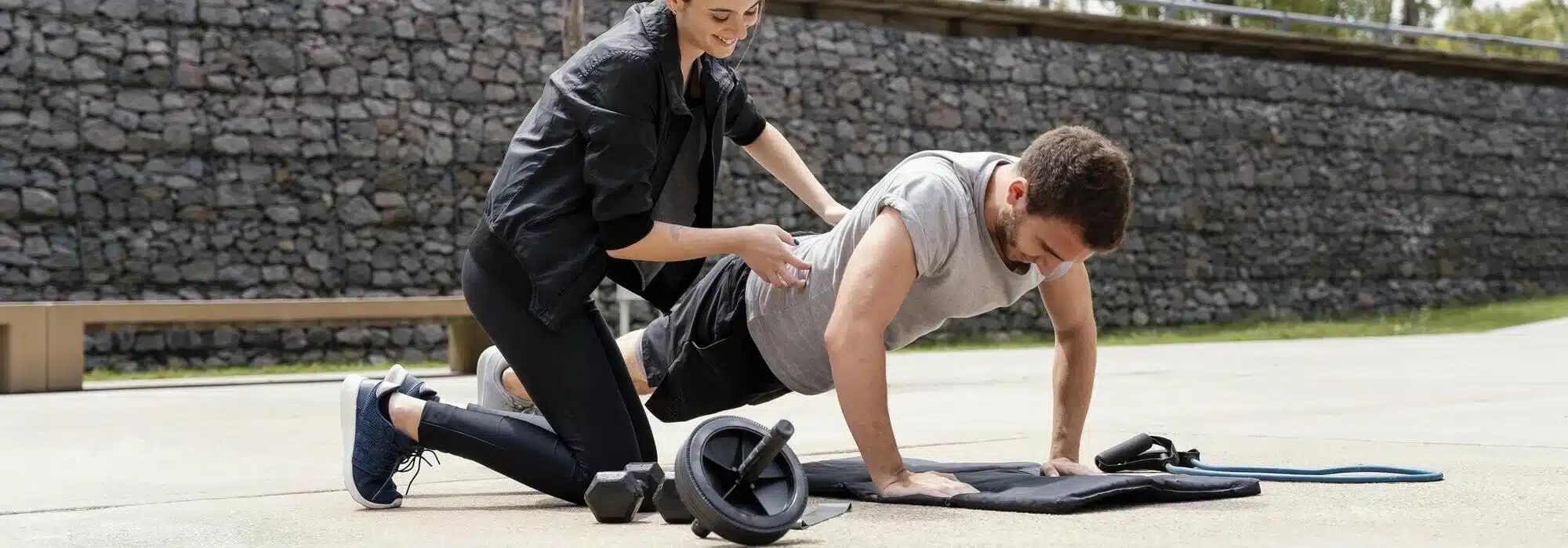 hombre mujer haciendo ejercicio juntos al aire libre