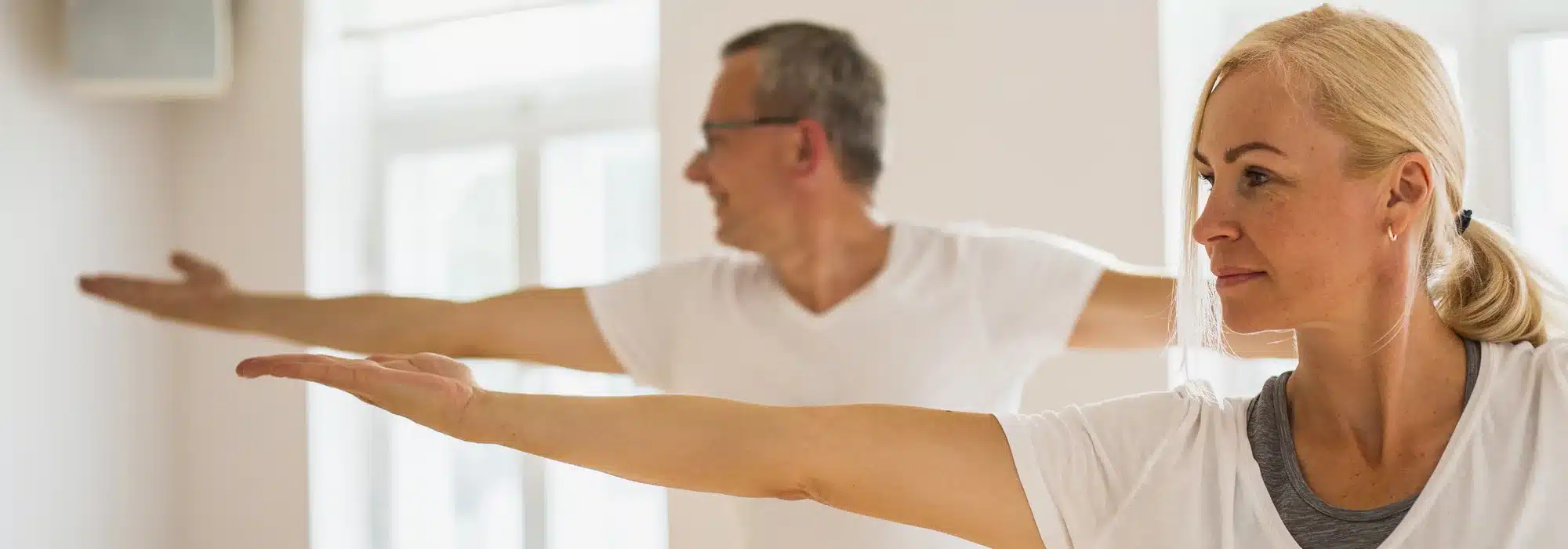 hombre senior mujer haciendo fitness