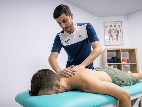 Masaje en la espalda de un fisioterapeuta