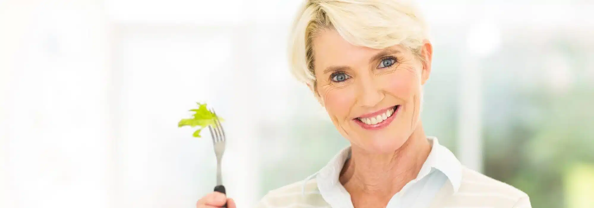 mujer mayor con plato ensalada manos