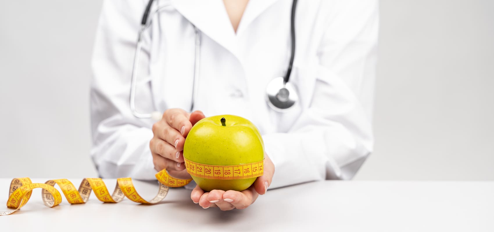 nutricionista mujer sosteniendo manzana