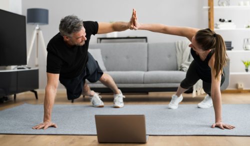 Dos personas haciendo ejercicios físicos