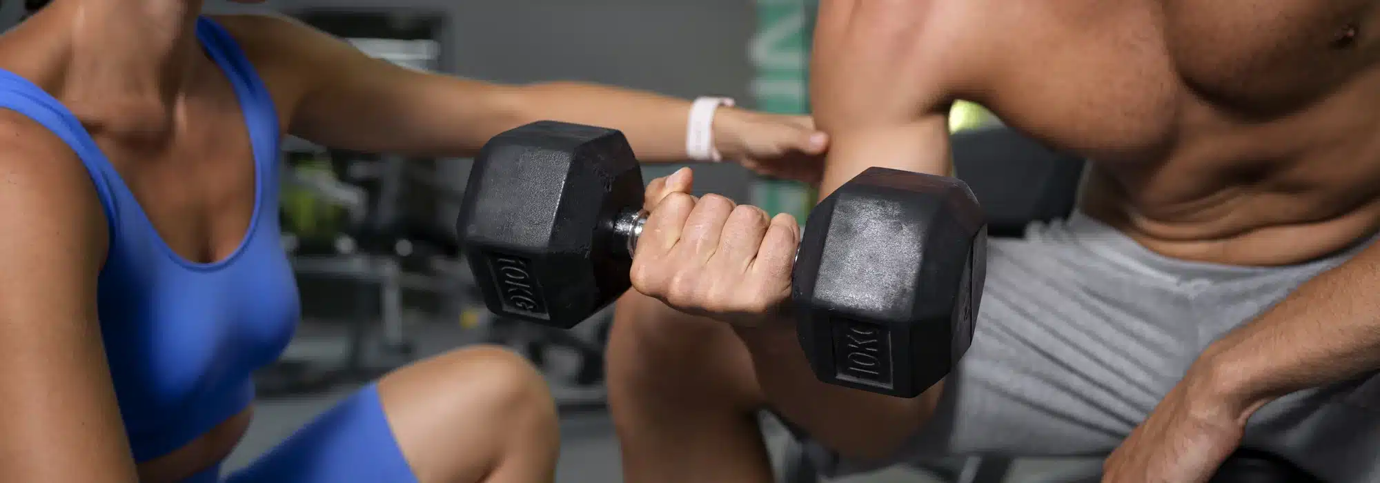 vista lateral mujer ayudando hombre gimnasio